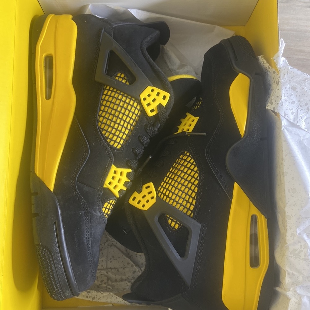 Jordan 4 Retro
Thunder (2023)